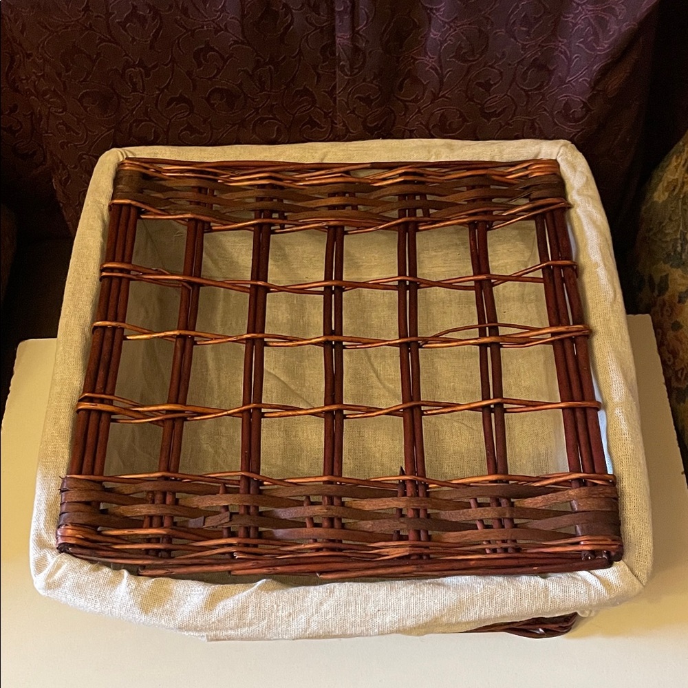 Square Wicker Basket with Cream Liner and Lid, perfect for fresh fruit 🍎